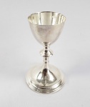 BELO CÁLICE PURIFICATÓRIO EM PRATA DE TEOR 925 (STERLING). DECORADO COM CRUZ LATINA. FEITIO GOTICO. EUROPA, FINAL DO SEC. XIX.21 CM DE ALTURA