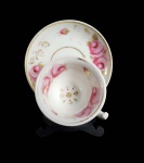 DOM JOÃO VI- SERVIÇO REAL DE CHÁ  RARA XÍCARA DE CHÁ EM PASTA DE PORCELANA COM DECORAÇÃO DE LUXURIANTES ROSAS. ARREMATES EM OURO FORMANDO RAMAGENS. ROSÁCEA TAMBÉM EM OURO NO FUNDO DA XÍCARA. SEM MARCA DE MANUFATURA DE ACORDO COM JENNY DREYFUS TRATA-SE DE PRODUÇÃO POSSIVELMENTE INGLESA. PEÇA DESSE SERVIÇO ESTÁ REPRODUZIDA NA PAGINA 188 DO LIVRO LOUÇA DA ARISTOCRACIA NO BRASIL DE JENNY DREYFYS. PRINCÍPIO DO SEC. XIX. 14 CM DE DIAMETRO (PIRES)