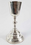 PESADO CÁLICE LITÚRGICO EM PRATA DE LEI BATIDA. MAGNÍFICO TRABALHO SETECENTISTA DE ELEGANTE CONTRUÇÃO! CORPO LISO E BASE CAMPANULAR. FUSTE COM FEITIO DE BALAUSTRE. INTERIOR COM RESQUICIO DE VERMEIL. CORPO DIVIDE-SE EM TRES PARTES ROSQUEÁVEIS. BRASIL, SEC. XVIII. 23,5 CM DE ALTURA. 445  G