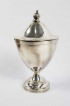 ROBUSTA E PESADA ÂMBULA EM PRATA DE LEI SETECENTISTA BATIDA E CINZELADA.. BRASIL, SEC. XVII. SEC. XVIII. 20 CM DE ALTURA. 495 G