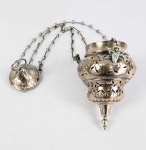 LINDA LAMPADA VOTIVA EM PRATA DE LEI BATIDA, CINZELADA E REPUXADA. BELO TRABALHO COM ROCAILLE,, FENESTRAS E ELEMENTOS VEGETALISTAS. BELA FEITURA. BRASIL, SEC. XIX. 46 CM DE ALTURA (COM A CORRENTE)NOTA: LAMPADA VOTIVA é uma Lâmpada em prata, alimentada com azeite ou cera colocada junto ao Sacrário e continuamente acesa, representando a presença de Cristo Eucarístico nas igrejas católicas. Também são usadas nos oratórios familiares e igrejas em cumprimento de voto ou promessa.233 GRANDE RESPLENDOR EM PRATA DE LEI COM FEITIO CIRCULAR. CENTRO COM GUIRLANDA QUE PERMEIA FLORES ENTRE CARTELA REMATADA POR VOLUTAS. BRASIL, SEC. XVIII. 20 CM DE DIAMETRO+