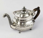 BELISSIMO BULE PARA CHÁ DE COLEÇÃO EM PRATA DE LEI DE GRANDES DIMENSÕES. MARCAS DE CONTRASTE DO ENSAIADOR MANUEL DA SILVA, USADO EM 1853. BICO DECORADO COM MAGNIFICA CABEÇA DE ÁGUIA DE CUJO PERSCOÇO PENDEM FRANJAS. CORPO DECORADO COM LARGO BARRADO CENTRAL COM FLORES E RAMAGENS DE PAPOULAS. TERÇO INFERIOR TEM GOMADOR E TERÇO SUPERIOR GODRONS RELEVADOS. ELEVADO SOBRE QUATRO CAPRICHADOS PÉS DE GARRA E BOLA. ALÇA EM MADEIRA DECORADA EM CARAPETAS. PORTUGAL, MEADOS DO SEC. XIX. 34 CM DE COMPRIMENTO. 1425 G