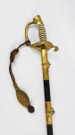MARINHA DE GUERRA DO BRASIL.  ANTONIO NOGUIEIRA DE SÁ - BELA ESPADA DE OFICIAL DA MARINHA DE GUERRA DO BRASIL. MODELO DA DECADA DE 1910. METAIS REVESTIDO EM FINO OURO. GUARDA VAZADA, OSTENTANDO A ÂNCORA SÍMBOLO DA ARMADA NACIONAL. LÂMINA ADAMASCADA DA MANUFATURA SOLINGEN  E EXPORTADOR ERNESTO KALKUHL DECORADA COM NAU ANTIGA E BRASÃO DA REPÚBLICA BRASILEIRA. TAMBÉM FOLHAS DE ACANTO E TRIDENTE, PRIMAZIA DO REI DO MAR NETUNO. AINDA ANCORA E AS INICIAS EUB (ESTADOS UNIDOS DO BRASIL). AS ARGOLAS DE SUSTENTAÇÃO SÃO PRESAS A BAINHA POR CINTA SIMULANDO CORDA DECORADA COM NÓ DE MARINHEIRO. O MAIS IMPRESSIONANTE NA ESPADA É O EXCEPCIONAL ESTADO DE CONSERVAÇÃO DE UMA PEÇA COM MAIS DE CEM ANOS. PEÇA COMPLETA, COM BAINHA DE COURO.  TEM INICIAIS NA BAINHA A. N DE SÁ. PERTENCEU A ANTONIO NOGUEIRA DE SÁ, OFICIAL DA MARINHA NA PRIMEIRA DÉCADA DO SEC. XX. (VIDE FOTO DE ANTONIO  NOGUEIRA DE SÁ NOS CREDITOS EXTRAS DESSE LOTE) BRASIL, DÉCADA DE 1910. 88 CM DE COMPRIMENTO.