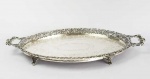 GRANDE TABULEIRO EM PRATA DE LEI COM FEITIO OVAL. MARCAS DE CONTRASTE 833. GALERIA FENESTRADA. PLANO COM LINDOS GUILLOCHES. ASSENTE SOBRO QUATRO PÉS REMATADOS EM CAPRICHADAS GARRAS. BRASIL, SEC. XX. 60 CM DE COMPRIMENTO. 2010G