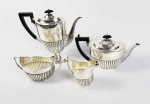 PERÍODO VITORIANO - PRATA DE LEI INGLESA  ELEGANTE JOGO DE CHÁ E CAFÉ EM PRATA DE LEI COM MARCAS PARA CIDADE DE SHEFFIELD E LETRA DATA PARA O ANO DE 1894. PRATEIRO ROBERTS & BELK.  COMPOSTO POR CAFETEIRA, BULE DE CHÁ, AÇUCAREIRO PARA TORRÕES E CREMEIRA. POSSUI UM BRASÃO HERÁLDICO CONTENDO UMA SERPENTE ENROLADA A UMA ESPADA SOBRE COROA. O BRASÃO NÃO FOI IDENTIFICADO MAS ENCONTRAMOS UMA REFERÊNCIA DE UM IDENTICO EM UM BOTÃO DO SEC. XIX (VIDE EM: https://www.worthpoint.com/worthopedia/vintage-snake-sword-crown-crest-button). PROVAVELMENTE SEJA UM BRASÃO INGLES. HÁ MUITOS COM SERPENTES PRINCIPALMENTE NA IRLANDA. O QUE NÃO DEIXA DE SER CURIOSO PORQUE NÃO HÁ SERPENTES NA IRLANDA, HÁ UMA LENDA INCLUSIVE DE QUE SÃO PATRICK BANIU AS SERPENTES DA ILHA. NUNCA HOUVE COBRAS NA IRLANDA. ISSO PARECE REFORÇAR A TEORIA DE QUE AS COBRAS ERAM ADOTAS NOS BRASÓES IRLANDESES COMO SÍMBOLO DE SABEDORIA OU FORÇA.  INGLATERRA, INICIO DO SEC. XX. 25 CM DE ALTURA (CAFETEIRA) 1480 G