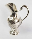 JARRO EM PRATA DE LEI CONTRASTE 833, PRATEIRO ALVES PINTO. DECORADO COM RESERVAS CONTENDO ELEGANTES ROCAIILES VEGETALISTA (FLORES E RAMAGENS), BRASIL, SEC. XX. 26 CM DE ALTURA. 690 G