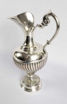 BELO JARRO EM PRATA DE  LEI  COM MARCAS DE CONTRASTE 800. DECORADO COM ELEGANTES GODRONS EM TORCEIL. BRASIL, SEC. XX. 28 CM DE ALTURA