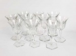 BACCARAT HARCOURT  DEZ GRANDES TAÇAS EM CRISTAL SENDO SEIS PARA ÁGUA E QUATRO PARA VINHO TINTO. A LAPIDAÇÃO HARCOURT É A MAIS CLÁSSICA DA BACCARAT CHAMADA DE A PREFERIDA DOS REIS FOI DESDE O SEC. XIX  ADOTADA NAS MESAS RÉGIAS E ARISTOCRÁTICAS DO MUNDO. ERA O SERVIÇO DE NAPOLEÃO III  PARA USO DIÁRIO NO PALAIS DE ELYSE. FRANÇA, SEC. XIX. 19 CM DE ALTURA. (insignificantes bicados na borda facilmente relapidáveis)NOTA: A coleção Harcourt 1841, é a mais antiga do arquivo Baccarat Crystal, é conhecida por seu design icônico. Criada em 1841, a taça Harcourt  foi adotada também por personalidades modernas como o Papa João Paulo II, a Rainha da Tailândia, o Rei de Marrocos e muitas outras figuras importantes.  O Harcourt 1841 é caracterizado pela sua forma arquitetônica: o padrão de corte plano nas laterais e a base hexagonal. Seu design é evidente em todos os ângulos chanfrados, em sua forma régia e graciosa.  