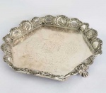 2000 RÉIS DO TERCEIRO SISTEMA DO IMPERIO. EM TORNO DO BRASÃO EXISTEM AS INSCRIÇÕES: DECRETO DE 1870 -  2000 REIS. ASSENTE SOBRE TRES BELOS PÉS DE GARRA. BRASIL, SEC. XIX. 32,5 CM DE DIAMETRO. 1535 GNOTA: O terceiro sistema monetário (1848-1889), além de prosseguir na cunhagem das moedas de ouro de 10.000 réis, introduziu a de 20.000, série que se tornou conhecida com o nome de papo de tucano, por ostentar o Imperador o manto com que foi coroado, adornado com penas dessa ave. Em 1851, nova efígie do Imperador aparece nas moedas de ouro, na qual é representado de barbas. Em 1854 foi cunhado em ouro o novo valor de 5.000 réis. Também nas moedas de prata houve alterações. Entre 1848 e 1852, foram cunhadas as de 2.000, 1.000 e 500 réis e, entre 1853 e 1867, o novo valor de 200 réis. No entanto, em 1870, esta última cunhagem foi suspensa e o antigo padrão voltou à circulação.  O uso das cédulas generaliza-se no Segundo Império e a produção de moedas de cobre fica restrita a pequenos valores destinados a troco. Dá-se ainda a substituição gradativa do cobre por ligas mais resistentes ao manuseio, como o bronze, em 1868, e o cuproníquel, em 1871, fabricadas em Bruxelas. A Casa da Moeda do Rio de Janeiro passou a fabricar moedas de bronze em 1870 e de cuproníquel em 1874.  A sempre existente falta de dinheiro miúdo durante o Segundo Império e o início da República incentivou particulares a emitir moedas e vales e a marcar moedas de cobre já fora de circulação com datas, iniciais, nomes e figuras que representavam fazendeiros, engenhos, negociantes ou firmas comerciais.