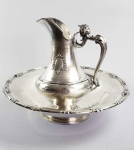 BELO CONJUNTO DE LAVANDA E GOMIL EM PRATA DE LEI COM MARCAS PARA FRANÇA (CABEÇA DE MERCÚRIO), SEGUNDA METADE DO SEC. XIX. ESTILO E ÉPOCA NAPOLEÃO III. DECORADO COM FINOS GUILHOCHES . ALÇA COM MAGNIFICA CARIÁTIDE. NO CENTRO DO GOMIL BELA ESCUDELA REMATADA POR GUIRLANDAS FLORAIS. LAVANDA COM BORDA DECORADA EM RELEVO COM PEROLADOS E FLORES EMOLDURADAS. FRANÇA,SEGUNDA METADE DO SEC. XIX. 36 CM DE DIAMETRO (LAVANDA). 1530 G