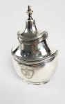 ELEGANTE AÇUCAREIRO EM PRATA DE LEI ESTILO E ÉPOCA DONA MARIA I. MARCAS DE CONTRASTE PARA A CIDADE DO PORTO (P COROADO) E PRATEIRO IDENTIFICADO POR MOITINHO COMO CONTRASTE P52 (PAG 236) ATIVO EM 1810. NO CENTRO CAPRICHADO CINZELADO COM ESCUDELA REMATADA POR LAURÉL. PORTUGAL INICIO DO SEC. XIX. 15 CM DE ALTURA .