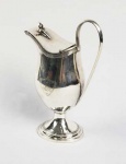 BELA CREMEIRA EM PRATA DE LEI ESTILO E ÉPOCA DONA MARIA I. MARCAS DE CONTRASTE PARA A CIDADE DO PORTO (P COROADO) E PRATEIRO IDENTIFICADO POR MOITINHO COMO CONTRASTE P52 (PAG 236) ATIVO EM 1810. NO CENTRO CAPRICHADO CINZELADO COM ESCUDELA REMATADA POR LAURÉL. TAMPA BASCULANTE. PORTUGAL INICIO DO SEC. XIX. 20 CM DE ALTURA.
