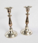 TRADIÇÃO BANDEIRISTA - EXCEPCIONAL PAR DE CASTIÇAIS EM PRATA DE LEI BATIDA DO INICIO DOS ANOS DE 1700. CORPO LISO. FUSTE COM FEITIO DE BALAÚSTRE. TRABALHO MAGNÍFICO COM SABOR DA PRATA BRASILEIRA COLONIAL. QUANDO SÃO VIRADOS SE PERMITE OBSERVA NA FACE INTERNA REFORÇOS DE REPARAÇÃO MAGISTRAL EXECUTADA AINDA NOS ALVORES DO SEC. XIX. UMA PEÇA COM LONGA HISTÓRIA, COM ESTILO E ELEGÂNCIA. 34 BRASIL, MEADOS DO SEC. XVIII. 20 CM DE ALTURA. 490 GNOTA: A colonização do Brasil começou de fato a partir de 1530, quando D. João III em 1534 criou o sistema das capitanias hereditárias, nomeando capitães donatários para governá-las; doando terras através das sesmarias, nomeando funcionários para as vilas que começavam a surgir, além de incentivando a ida de famílias para colonizar aquelas vastas terras. Ao mesmo tempo que os colonos fundavam vilas e formavam roçados, ainda havia o incentivo de adentrar o interior, chamado de sertão, a fim de descobrir riquezas minerais ali escondidas. A fim de contornar o problema causado pelo estabelecimento dos povoamentos somente no litoral e atraso do desenvolvimento da colônia causado por isso, em 1548, D. João III criou o Governo-Geral e nomeou o político e militar Tomé de Sousa (1503-1579) para assumir como governador-geral do Brasil. No ano de 1549 ele chegou a Capitania da Bahia onde fundou a cidade de Salvador a primeira capital do Brasil. Uma das missões de Tomé, era explorar os sertões para descobrir riquezas e mapear o interior do território colonial. Em 1553 no final de seu mandato, ele ordenou a inciativa da entrada que ficara sob o comando do espanhol Francisco Bruzo de Espinosa com o objetivo de desbravar os sertões da Bahia. A entrada que contou com centenas de integrantes, conseguira chegar ao rio São Francisco naquela ocasião, e indo até mais além deste no que viria a ser território de Minas Gerais onde fora fundada a Vila de Espinosa. A partir dessa entrada em 1554, outras entradas seriam promovidas pelo restante da colônia, incentivando os sertanistas como ficariam conhecidos estes homens, a desbravarem as terras interioranas em busca de riquezas, de se caçar indígenas para a escravidão, de montar missões religiosas para a catequização destes. Os motivos de impulsionar tais homens a desbravar os sertões atrás de riquezas minerais era o fato que eles haviam visto índios usando ouro; além dos indígenas também contarem histórias sobre minas de ouro e prata, e o fato de que em 1534, Francisco Pizarro havia conquistado o Império Inca, conseguindo para a Coroa Espanhola, dezenas de toneladas em ouro e prata, e posteriormente descobriram a localização destas minas, e muitas destas ficavam localizadas em Potosi no chamado Alto Peru que hoje é a Bolívia. Sabendo que o Brasil estava no mesmo continente que o Peru, logo embora não se soubesse exatamente a distância até elas. Em 8 de setembro de 1553, o lugar-tenente Antonio de Oliveira e Brás Cubas, ordenados por Martim Afonso de Sousa, conseguiram com sua entrada, subir a Serra do Mar e alcançaram o planalto de Piratininga, fundando a Vila de Santo André da Borda do Campo. A vila fora fundada a partir da localização do povoado que João Ramalho havia erigido anos antes. Com a fundação da vila, Antonio de Oliveira, mudou-se para lá com sua esposa D. Genebra Leitão e o restante da família, além de levarem consigo, outras famílias vindas das vilas de São Vicente e Santos. E no ano seguinte os jesuítas padre Manuel da Nóbrega e o irmão José de Anchieta, junto com outros jesuítas, bandeirantes e o apoio do cacique Tibiriça, fundaram o Colégio de São Paulo do Campo do Piratininga a 25 de janeiro de 1554. Um povoado se formou em torno do colégio jesuítico e rapidamente cresceu em pouco tempo. Em 1560, o então governador-geral Mem de Sá (1500-1572), ordenou a criação da Vila de São Paulo do Piratininga, ordenando que a população da Vila de Santo André se muda-se para a nova vila, a qual se tornaria o principal centro urbano do planalto piratininguense, mesmo assim, a população da vila não vivia em condições prósperas. Não obstante, as vilas de São Vicente e Santos ainda eram mais prósperas do que São Paulo, pois essas participavam da produção e comércio do açúcar, o "ouro branco" da época. Somando-se a isso a proximidade com o mar, isso facilitava a vinda de mercadorias da África, de outros cantos da colônia e da própria metrópole. Os habitantes do planalto tinham que ir ao litoral comprar mercadorias que faltavam em suas terras (roupas, móveis, utensílios, objetos, armas, etc.). No entanto, a medida que Pernambuco, Paraíba, Bahia e Rio de Janeiro despontavam no cultivo canavieiro, a produção açucareira de São Vicente fora ofuscada, isso obrigou parte da população da capitania a procurar outro meio de subsistência. Além disso, em 1562 São Paulo sofrera um terrível ataque dos Tupinambás e outras tribos, que formavam a Confederação dos Tamoios os quais de 1554 a 1567 causaram problemas a ocupação colonial naquela região. Uma das soluções que alguns particulares encontraram, era arriscar se aventurar pelos sertões em busca das supostas minas de ouro e prata que se diziam existir no interior do continente; por outro lado, outros preferiram ir caçar os indígenas e vendê-los como escravos, pois embora São Vicente e Santos fossem portos movimentados, não recebiam tantos escravos africanos como na região norte (nesse caso norte, representa o atual nordeste, e sul o atual sudeste), logo, grande parte da mão de obra escrava da capitania, era indígena, e em alguns casos as bandeiras também vendiam índios para capitanias vizinhas. Logo, aqueles homens que haviam formados milícias para se defenderem dos ataques, decidiram organizar expedições para adentrar o sertão atrás de riquezas, de desbravar ou devassar, termo utilizado na época; e para se capturar os indígenas. As bandeiras eram criadas. A vila de São Paulo só viria a se tornar um centro importante por volta do século XVII, mesmo assim ainda se manteria como uma vila "atrasada" até o século XIX, quando começaria a se desenvolver rapidamente graças ao café. Pois embora, as bandeiras fizessem lucro, tal lucro ficava entre particulares, e após a descoberta das minas, muitos deixaram São Paulo para lá irem morar. As primeiras bandeiras eram armadas (organizadas) pelos seus próprios líderes, no entanto, com o passar do tempo, alguns homens ricos, se uniam para financiar a expedição, e não necessariamente eles participavam da bandeira, mas contratavam um homem experiente que conhece-se as matas e os costumes indígenas para liderar a expedição, então dependendo do investimento feito, comprava-se armas, equipamentos, mantimentos, medicamentos e convocava-se o restante dos membros da expedição, os quais geralmente eram homens entre os seus 15 e 35 anos, atrás de fazerem riqueza e fama; homens de coragem e força, pois a selva era implacável. Alguns bandeirantes que começaram ainda cedo sua carreira, por exemplo, foram Bartolomeu Bueno da Silva Filho (Anhanguera II) e Antônio Pires de Campo, ambos participaram de bandeiras armadas por seus pais, quando tinham apenas quatorze anos. Francisco Dias da Silva tinha dezesseis anos quando participou de sua primeira bandeira, armada por um tio seu. Outros bandeirantes dedicavam quase a vida toda as bandeiras, as quais se tornavam para eles um estilo de vida; Manuel de Campos Bicudo participou de pelo menos vinte e quatro bandeiras, Fernando Dias Paes Leme fora até o fim da vida um bandeirante, vindo a falecer durante uma bandeira, tendo na época mais de 64 anos. Domingo Jorge Velho, embora tenha se aposentado na velhice, seguiu até essa, sendo um bandeirante. Além de conter homens livres, as bandeiras também tinham como membros, "índios amansados", usando um termo da época. Tais indígenas, eram cristãos e sabiam falar português, em geral eles eram os guias da expedição, pois muitos conheciam as trilhas e rotas de viagem pelas matas, pois não existiam estradas propriamente falando; seguia-se o curso de rios, ou trilhas, que para olhos desapercebidos passariam em branco, daí a necessidade de se terem pessoas (no caso os índios) que conhecessem aquelas rotas. O fato de muitas bandeiras conterem índios é interessante, pois na literatura tradicional, se conveniou a ideia de que os bandeirantes fossem apenas brancos, mas na realidade, haviam muitos mestiços, principalmente caboclos ou mamelucos (ambos os termos designam os mestiços de branco com índio), além de haver índios puros mesmo, e em alguns casos mais raros, negros. Além disso, era comum muitos bandeirantes falarem a língua geral, língua esta que originalmente era um dialeto tupi, que com a introdução da língua portuguesa, fora misturada a este dialeto. Pelo fato de conviver muito com os indígenas, alguns bandeirantes falavam mais em língua geral do que em português.
