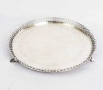 SALVA CIRCULAR EM PRATA DE LEI COM GALERIA VAZADA E PLANO COM BELOS GUILLOCHES. ELEVADA SOBRE TRES PÉS FENESTRADOS. MARCAS DE CONTRASTE 800. BRASIL, SEC. XX. 23 CM DE DIAMETRO. 415 G