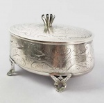 BOMBONIERE EM PRATA DE LEI DECORADA COM GUILLOCHES. ASSENTE SOBRE QUATRO PÉS. MARCAS DE CONTRASTE 833. BRASIL, SEC. XX. 17 CM DE COMPRIMENTO. 550 G