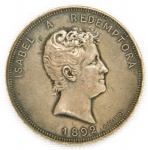 ISABEL A REDEMPTORA - 1992 -MEDALHA COMEMORATIVA DA PRINCESA ISABEL COMO CHEFE DA CASA IMPERIAL BRASILEIRA CUNHADA EM PRATA DE LEI  EM PARIS NO ANO DE  1892 POR MONARQUISTAS BRASILEIROS PARA MARCAR A ASCENSÃO DA PRINCESA ISABEL A CHEFE DA CASA IMPERIAL BRASILEIRA APÓS A MORTE DE DOM PEDRO II EM DEZEMBRO DE 1891. ANVERSO: EFIGIE DA PRINCESA ISABEL E A INSCRIÇÃO: ISABEL A REDEMPTORA  1892. REVERSO TEM BRASÃO DO IMPÉRIO DO BRASIL E A INSCRIÇÃO IN HOC SIGNO VINCES. NA BORDA PUNÇÃO ARGENT. ASSINATURA DO GRAVADOR A. DESAIDE. REPRODUZIDA  NO CATÁLOGO DE MEDALHAS DA REPÚBLICA DE KURT PROBER, PAG. 29. 30 MM DE DIAMETRO. NOTA: No ano de 1891, D. Pedro II vivia seu melancólico exílio na Europa. Expulso do Brasil em 1889, após o advento da República, ele e sua família se refugiaram na França e no Império Austro-Húngaro. O banimento da Família Imperial só seria suspenso em 1920, quase trinta anos após sua morte. Os dias finais do ex-Imperador foram marcados por tristeza e saudosismo. Vivendo modestamente no hotel Bedford em Paris, ajudado por seu amigo Conde de Alves Machado, ele registrava em diários seu desejo de retornar ao Brasil. Sua esposa, Teresa Cristina, morrera logo após chegar à Europa devido a problemas respiratórios, e ele vivia cercado de alguns monarquistas fiéis e do restante de sua família. Nos últimos anos, D. Pedro envelhecera rapidamente, estando à beira da morte em diversas ocasiões. Após fazer um longo passeio pelo Rio Sena em um dia de inverno, ele contraiu um resfriado que evoluiu para uma pneumonia grave, levando à sua morte em 5 de dezembro de 1891  três dias após seu aniversário de 66 anos. Nas 72 horas entre aniversário e morte, uma procissão ininterrupta de pessoas foi visitar o ex-imperador. Suas últimas palavras foram: "Deus que me conceda esses últimos desejos, paz e prosperidade ao Brasil. Durante a preparação do corpo para o velório, um pacote lacrado foi encontrado em seus aposentos, junto à seguinte mensagem do imperador: "É terra de meu país. Desejo que seja posta no meu caixão, se eu morrer fora de minha pátria. O pacote continha terra de todas as províncias brasileiras. Um livro foi colocado sob sua cabeça no leito de morte, simbolizando que sua mente descansava sobre o conhecimento. O governo Francês realizou um funeral de Estado, e diversos membros da monarquia Europeia compareceram à cerimônia, assim como representantes de governos americanos e de países como Turquia, China e Pérsia e membros da Academia de Belas Artes. Nenhuma manifestação oficial foi realizada na República brasileira. Contudo, segundo o historiador José Murilo de Carvalho, o povo brasileiro não ficou indiferente ao seu falecimento: "repercussão no Brasil foi também imensa, apesar dos esforços do governo para a abafar. Houve manifestações de pesar em todo o país: comércio fechado, bandeiras a meio pau, toques de finados, tarjas pretas nas roupas, ofícios religiosos", afirma ele em seu livro D. Pedro II: ser ou não ser. Missas solenes foram realizadas por todo o país, enaltecendo D. Pedro II e o regime monárquico. Os brasileiros se tornaram ainda mais apegados à figura do Imperador, a quem consideravam o Pai do Povo, e uma nostalgia com relação ao seu reinado crescia cada vez mais. Enquanto o povo acreditava que as crises políticas e econômicas que afetavam a República se davam por causa da deposição do Imperador, sentimentos de pesar se manifestavam inclusive entre republicanos, que consideravam Pedro II um modelo de governante, com méritos e realizações genuínas. Com a morte de DOM PEDRO II a PRINCESA ISABEL assumiu a chefia da CASA IMPERIAL BRASILEIRA.