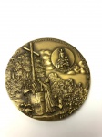 CASA IMPERIAL BRASILEIRA  E REAL PORTUGUESA -  DOM LUIZ DE ORLEANS E BRAGANÇA E DOM DUARTE PIO DE BRAGANÇA  RARÍSSIMA MEDALHA EM BRONZE (SOMENTE CEM EXEMPLARES FORAM CUNHADOS) E ESTA RECEBE O NÚMERO 1 DE 100 OU SEJA FOI A PRIMEIRA A SER CUNHADA.  COMEMORATIVA DOS QUINHENTOS ANOS DA PRIMEIRA MISSA CELEBRADA NO BRASIL PELO FREI HENRIQUE DE COIMBRA. A MEDALHA TEM NO VERSO A CENA DA PRIMEIRA MISSA IMORTALIZADA POR VICTOR MEIRELLES E TAMBÉM RESERVA CONTENDO IMAGEM DE NOSSA SENHORA DA ESPERANÇA. CONTÉM AINDA A INSCRIÇÃO 1. MISSA CELEBRADA POR FREI HENRIQUE DE COIMBRA  1500. NO REVERSO TEM BRASÃO IMPERIAL BRASILEIRO E REAL PORTUGUÊS E AS ASSINATURAS DE DOM LUIZ DE ORLEANS E BRAGANÇA E DE DOM DUARTE PIO DE BRAGANÇA (RESPECTIVAMENTE CHEFE DA CASA IMPERIAL BRASILEIRA E CHEFE DA CASA REAL PORTUGUESA). ACONDICIONADA EM SEU ESTOJO ORIGINAL. BRASIL, 8,7 CM DE DIAMETRO.