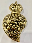 JÓIA DEVOCIONAL DE NOSSA SENHORA - GRANDE PENDENTE EM PRATA DE LEI COM VERMEIL COM FEITIO DE SAGRADO CORAÇÃO DE MARIA. MAGNIFICO ORNAMENTO COM FLORES RELEVADAS!   O DOGMA DE MARIA COMO DOMUS ÁUREA (CASA DO OURO) SURGIU NA IDADE MÉDIA. MARIA ERA POR ASSIM DIZER A SEDE DE TODA RIQUEZA PORQUE CONCEBEU EM SEU VENTRE O SALVADOR, ASSIM A PARTIR DO SEC XVI TORNOU-SE HÁBITO PRESENTEAR AS IMAGENS DA VIRGEM COM JÓÍAS QUE ERAM GUARDADAS NOS COFRES DAS IGREJAS E EM OCASIÕES SOLENES, COMO AS PROCISSÕES ADORNAVAM A VIRGEM. EM SEVILHA, CIDADE DAS MONUMENTAIS PROCISSÕES DA SEMANA SANTA, A IMAGEM DA VIRGEM DOLOROSA, EM TAMANHO NATURAL, FICA EXPOSTA PARA ADORAÇÃO ADORNADA COM AS RICAS JÓIAS QUE LHE FORAM PRESENTEADAS AO LONGO DOS SÉCULOS. UM MORDOMO VESTIDO COM LUXUOSA LIBRE FICA AO LADO DA VIRGEM NESSAS DATAS ENQUANTO OS FIÉIS FORMAM FILA PARA BEIJAR A MÃO DA VIRGEM. TAMBEM NO BRASIL COLONIAL INUMERAS FORAM AS JÓIAS OFERTADAS A VIRGEM EM RETRIBUÇÃO DOS FIÉIS  PELAS GRAÇAS RECEBIDAS. MINAS GERAIS, SEC. XVIII. 11 CM DE ALTURA