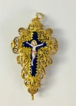 BELO PENDENTE EM PRATA DE LEI  FENESTRADA QUE EMOLDURA LINDA CRUZ EM FAIANÇA ESMALTADA. NA FRENTE DA CRUZ FIGURA DE CRISTO CRUCIFICADO E NA FACE OPOSTA UMA POMBA DO DIVINO ESPÍRITO SANTO. ITALIA, SEC. XVIII. 6,5 CM DE ALTURA