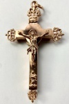 RICA CRUZ RELICÁRIO PEITORAL EM PRATA DE LEI COM VERMEIL. ESTILO E ÉPOCA DOM JOÃO V. FRONTALMENTE APRESENTA A FIGURA DE CRISTO SOBRE A VIRGEM DA SOLEDADE. NAS EXTREMIDADES TERMINAIS VAZADOS ARTISTICAMENTE ELABORADOS SENDO QUE O DO PÉ DA CRUZ É UM PARAFUSO DE FIXAÇÃO QUE ABRE O RELICÁRIO. NA PARTE POSTERIOR EM CAPRICHOSO CINZELADO, AS ARMA CHRISTI, OS SÍMBOLOS DA CRUCIFICAÇÃO SENDO: A COROA DE ESPINHOS EM POSIÇÃO CENTRAL COM SETAS QUE APONTAM PARA OS OUTROS ITENS DA SIMBOLOGIA; A LANÇA DO SOLDADO ROMANO QUE PERFUROU SEU CORPO, A ESPONJA EM QUE FOI OFERECIDO VINAGRE A CRISTO NO LUGAR DE ÁGUA, A ESCADA E A TAÇA DA ÚLTIMA CEIA, O MARTELO QUE PREGOU OS CRAVOS, A TENAZ QUE OS TIROU E OS CRAVOS.  BRASIL SÉCULO XVIII. 9 CM DE ALTURA (CRUZ),