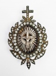 RELICÁRIO DEVOCIONAL EM METAL CRAVEJADO COM MINAS NOVAS OU SAFIRAS, CERCADO POR LAURÉL E E ENCIMADO POR CRUZ LATINA. NA PARTE INTERIOR, CRISTO EM PRATA DE LEI COM RELUZENTE RESPLENDOR. EUROPA, SEC. XIX. 9 CM DE ALTURA