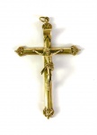 PORTENTOSO CRUCIFIXO ESTILO E ÉPOCA DOM JOSÉ I EM PRATA DE LEI E VERMEIL APRESENTANDO CRISTO SOBRE CRUZ, MAGNIFICAMENTE ELABORADA. TRABALHO DE EXCEPCIONAL QUALIDADE!  NAS EXTREMIDADE ELEGANTES ARREMATES.  REQUINTADA OBRA DA OURIVESARIA BRASILEIRA, RESULTANTE DA INCORPORAÇÃO DAS TÉCNICAS MOÇÁRABES INTRODUZIDAS NO PERÍODO COLONIAL, PELOS PORTUGUESES, NO ARRAIAL DO TEJUCO. DIAMANTINA. MINAS GERAIS. SÉCULO XVIII. ,10 CM DE ALTURA,NOTA: Em Minas Gerais, durante o século XVIII, alguns ourives portugueses influenciaram o gosto pelo adorno corporal. O ourives Pantaleão da Costa Dantas aparece no Censo Geral dos Ofícios, realizado entre 1746 e 1747 na Comarca de Vila Rica. no Censo Geral dos Ofícios realizado naquela data na Comarca de Vila Rica. 10 Em 2 de agosto de 1749, constava no registro de uma carta de exame para exercer a ourivesaria, que lhe foi passada na cidade de Braga.11 Francisco de Matos Pereira atuou em 1722 na freguesia de Guarapiranga, que pertencia ao Termo de Mariana. Era, segundo documentos da época, Natural de Lisboa, de presente morador nestas minas freguesia de Guarapiranga, homem casado em Portugal, que vive de seu ofício de ourives do ouro, de edade de trinta anos, pouco mais . Entretanto a obsessão com os descaminhos do ouro fez com que a época pombalina levasse às últimas consequências a política de repressão aos ourives, iniciada já em 1698: a profissão foi extinta por decreto em 1766 o que conduziu a proliferação do trabalho de ourives práticos que produziram as maravilhosas jóias coloniais Brasileiras. Os africanos, junto aos europeus e asiáticos foram responsáveis pela difusão do gosto pela utiliza- ção de joias em terras brasileiras. Percebe-se que quase toda essa gente que viveu na região das Minas Gerais do período colonial usou joias de alguma forma e os exemplos de peças encontradas nos documentos atestam tal prática. Mesmo com o valor monetário sendo o principal foco dos inventários, as joias descritas nesses podem nos dar pistas da dinâmica social e econômica vivida pelos residentes na região onde os documentos foram produzidos e utilizados, ou seja, os distritos ouríferos das Minas Geraes onde o ouro corria em profusão. Em conjunto com os testamentos, cujos legados estão expressos, podem ser encontrados uma grande quantidade de joias, indicando grande fluxo econômico e, provavelmente, grande circulação de pessoas. Os inventários mineiros, quando listam as joias, fazem-nos como sendo ouro lavrado. Eram broches, anéis, cordões de ouro, brincos, laços, braceletes, enfim, ornamentos e artefatos em ouro utilizados na vida cotidiana e foram listados, mesmo que sem referência de técnica ou dimensões. Mas insuperáveis são os registros de cruzes tanto pertencentes a homens como mulheres. Um viajante do sec. XVIII anotava em suas impressões a profusão de jóias que usavam tanto as opulentas senhoras quanto suas escravas:" As peças com que se ornam são de excessivo valor e quando a função o permite aparecem suas mulatas e pretas vestidas com ricas saias de cetim (...) e tanto é o ouro que cada uma leva em fivelas, cordões, pulseiras, colares, ou braceletes de bentinhos que sem hipérbole, bastam para comprar duas ou três negras ou mulatas como a que o leva; a tal conheço eu que nenhuma dúvida se lhe oferce em sair om quinze ou vinte, assim ornadas (Brasil 1787/1799). Assim as joias coloniais tem papel utilitário de reafirmação da riqueza dos donos da terra; serviam como enfeite para escravos em festas pelas cidades e também como adorno para as imagens de santos nas procissões. Uma forma de amostra em situações sociais.
