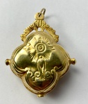 SUNTUOSO RELICÁRIO DITO CASTANHA EM PRATA DE LEI COM VERMEIL. O RELICÁRIO É DECORADO EM UMA FACE COM NOSSA SENHORA DA CONCEIÇÃO E NA FACE OPOSTA UMA CUSTÓDIA ENTRE NUVENS. PEÇA IMPORTANTE E BELÍSSIMA DA OURIVESARIA COLONIAL SETECENTISTA MINEIRA. MINAS GERAIS, 5 CM DE ALTURA.
