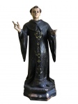 SANTO AMARO  GRANDE E BELA ESCULTURA EM MADEIRA REPRESENTANDO SANTO AMARO. INVOCAÇÃO RARAMENTE ENCONTRADA! BELO ROSTO E EXPRESSIVOS OLHOS EM VIDRO. O SANTO É APRESENTADO COM AS ROUPAS DA ORDEM BENEDITINA REMATADAS EM PRECIOSO OURO EM PONTA SECA. BRASIL, SEC. XIX. 72 CM DE ALTURA.NOTA: Nasceu em Roma e entrou muito cedo para a vida religiosa. Filho espiritual e grande amigo de São Bento, tornou-se um beneditino com apenas 12 anos de idade. Realidades daquele tempo, mas que apontam para uma necessidade dos tempos atuais. Ele foi apontado, desde muito cedo, como um exemplo de silêncio e também de correspondência às exigências da vida monacal. Vida de austeridade, de ação, de oração; ora et labora de fato. Grande amigo de São Bento, viveu momentos que ficaram registrados. São Gregório foi quem deixou o testemunho de que, certa vez, São Bento, por revelação, soube que um jovem estava para se afogar em um açude. Disse ao então discípulo Amaro que fosse ao encontro daquele jovem. Ele foi. Sem perceber, com tanta obediência, ele caminhou sobre as águas e salvou aquele jovem; depois que ele percebeu que havia acontecido aquele milagre. Retribuíram a ele, mas, claro, ele atribuiu a São Bento, pois só obedeceu. Santo Amaro, enviado pelo seu Mestre à França, aí fundou, em 535, o primeiro mosteiro beneditino, em Glanfeuil, no Anjou, que graças à liberalidade do rei difundiu-se rapidamente, e, à sua volta, surgiu a primeira localidade que lhe leva o nome. Santo Amaro faleceu no mosteiro francês aos setenta e dois anos, a 15 de janeiro de 567, depois de uma peste que também levou à morte muitos de seus monges. É invocado contra várias doenças e especialmente enxaquecas, artrose e artrite. Muito difundido é o culto a Santo Amaro em Portugal e na Espanha. Por conseguinte no Brasil também teve ampla difusão. Talvez o mais célebre padroado desse santo seja a cidade de Santo Amaro da Purificação na Bahia: A capela de Santo Amaro e o Solar Paraíso foram as primeiras construções do que viria a ser a primitiva área urbana da cidade. A região era habitada pelos índios Caetés, Pitiguaras e Carijós. A primeira povoação, entretanto, nasceu às margens do rio Traripe, próxima ao mar, em 1557. A morte trágica de um jesuíta tornou o local amaldiçoado e fez os moradores, já na segunda metade do século XVII, se transferirem para as proximidades do rio Subaé onde os padres Beneditinos construíram a capela. A zona rural chegou a ter 61 engenhos e inúmeras casas de farinha, construídos à medida que o desenvolvimento chegava com a produção do açúcar, da farinha e do fumo. A partir de 1700 o povoamento, nascido em volta da capela de Santo Amaro, deslocou-se para a praça de Nossa Senhora da Purificação, onde estão a Matriz e a Casa de Câmara e Cadeia. A cidade cresceu acompanhando o rio Subaé e a estrada que cruzava o rio e seguia paralela à sua margem. O município foi criado com o nome de Vila de Nossa Senhora da Purificação e Santo Amaro. Em sua história, Santo Amaro se destacou em movimentos de emancipação como a Revolução dos Alfaiates, as lutas pela Independência e a Guerra do Paraguai.