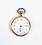OCTAVA PRECISIONS 8 JOURS (CORDA PARA 8 DIAS)  EXCEPCIONAL RELOGIO DE BOLSO EM OURO 18 K. CAIXA COM LINDOS GUILLOCHES. MOSTRADOR ESMALTADO. DOTADO DE SEGUNDEIRO. MÁQUINA COM MECANISMO DO TIPO SPIRAL BREGUETH, CORDA PARA 8 DIAS, FUNCIONA PERFEITAMENTE. SUIÇA, CIRCA DE 1910. 50 MM DE DIAMETRO. 81,6 G. (imperceptível restauro na beirada inferior do esmalte).