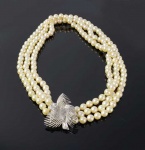 BELÍSSIMO COLAR DE PÉROLAS COM TRÊS FIOS DE COMPRIMENTOS CRESCENTES .REVERSÍVEL PARA USO INDIVIDUAL OU DUPLO COMPOSTO . FECHO EM OURO 18 K E DIAMANTES. PEROLAS DE MUITO BOA QUALIDADE COM OITO MM. 46 CM DE COMPRIMENTO (O FIO MAIS CURTO)