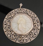 GRANDE E SUNTUOSA MEDALHA EM OURO BRANCO, DIAMANTES E CENTRO COM REPRESENTAÇÃO DE NOSSA SENHORA DA CONCEIÇÃO ESCULPIDA EM MADRE PÉROLA ASSINADA SB.  ESTILO E ÉPOCA ART DECO. JOIA BELÍSSIMA!  EUROPA, 6 CM DE DIAMETRO. 26.1 G