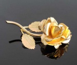 FORMIDÁVEL BROCHE EM OURO 18K  COM FEITIO DE FLOR. EUROPA, SEC. XX; 6 CM DE COMPRIMENTO115 G