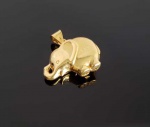 DELICADO BERLOQUE/ PINGENTE EM OURO 18K COM FEITO DE ELEFANTE. 2,5 CM DE COMPRIMENTO. 3 G