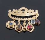 JOIA DE CRIOULA - LINDO  PENDENTE COM FEITIO  DE PENCA DE BALANGANDÃS  EM  OURO 18 K E LINDAS PEDRAS BRASILEIRAS. HÁ UMA ÁGUA MARINHA COM APROXIMADAMENTE 1,5 CT LAPIDADA EM BAGUETE, UM TOPÁZIO  IMPERIAL DE MESMA DIMENSÃO, UM TOPAZIO AZUL, UMA GRANADA E UMA PEDRA VERMELHA NATURAL.  TRATA-SE DE UMA PEÇA DO  SÉCULO VINTE QUE REVIVE AS AFAMADAS JÓIAS DE CRIOULA DOS ANOS 1800, QUE SIGNIFICARAM UM SÍMBOLO DE EMPODERAMENTO FEMININO E RESISTÊNCIA AO  ACULTURAMENTO D A CULTURA NEGRA. BRASIL, DEC. 50. 5,5 CM DE COMPRIMENTO. 15,8 G  NOTA: Rompendo com regras sociais e até leis, mulheres negras que compraram sua alforria encontraram em adornos feitos em ouro e prata a forma mais direta de afirmar sua identidade. Só para se ter uma ideia da ousadia delas, no Brasil do período colonial, os negros eram proibidos de usar tecidos finos e joias. A venda de produtos diversos pelas ruas, principalmente alimentos, foi a forma que elas encontraram não só para comprar a liberdade como também para bancar a ostentação. Eram as chamadas escravas de ganho. Entre os elementos pendentes, em sua maioria também em prata, os mais frequentes são a figa, a chave, as moedas, o cilindro, a romã, o cacho de uvas, o peixe e os dentes de animais, remetendo a diferentes tradições. As jóias das crioulas confeccionadas nos séculos XVIII e XIX, consistem em uma coleção de peças de joalheria, especificamente para serem usadas por mulheres negras ou mestiças, na condição de escravas, alforriadas ou libertas. Estes adornos são hoje, objetos de museu, apresentados como exemplares de um tipo muito particular de joalheria, sempre associados às crenças religiosas de suas usuárias, ou vinculados aos senhores de escravos, como exemplo paradigmático de comportamento destes indivíduos, que adornavam suas escravas com uma quantidade exacerbada de jóias de ouro para exibir poder e riqueza. Os escravos de ganho saíam para trabalhar, em tempo parcial ou integral e deviam entregar ao senhor uma parte previamente acertada entre ambos do dinheiro que recebiam por dia ou por semana. Alguns desses cativos não moravam na casa do seu proprietário. Os exemplos mais marcantes desses escravos ganhadores são os mascates de ambos os sexos, os carregadores que trabalhavam em grupo, os artesãos e as quitandeiras Nas novas condições, a melhor estratégia era acumular em jóia, os valores, que um dia, seriam suficientes para a compra de sua alforria, de seus filhos, de parentes e amigos, ou seja, a compra da sua liberdade e também, a dos seus entes queridos. Ou ainda, participando da rede de solidariedade estabelecida pelos escravos, doando suas jóias para caixa de alforrias (fundos comuns para a libertação de escravos). Esta é a principal razão de se classificar estas peças como um design de resistência, por estes adornos de corpo significarem a sobrevivência ao sistema escravocrata. Assim, a joalheria escrava simboliza a resistência destas mulheres a condição de mercadoria. Usar jóias como acessório era imprescindível à elegância da mulher negra, sendo um fato tão pujante que vários viajantes de passagem pela Bahia foram uníssonos em apontar esta peculiar característica, impactante ao ponto de determinar uma portaria real no ano de 1636: El-Rei, tendo tomado conhecimento do luxo exagerado que as escravas do Estado do Brasil mostram no seu modo de vestir, e a fim de evitar este abuso e o mau exemplo que poderia seguir-se-lhe, Sua Majestade dignou-se decidir que elas não poderiam usar vestidos de seda nem de tecido de cambraia ou de holanda, com ou sem rendas, com ou sem rendas, nem enfeites de ouro e de prata sobre seus vestuários. Com este luxo, as escravas causam uma baixa de moral nas capitanias, pervertem os homens brancos, do que resulta o cruzamento das raças e o aumento sempre crescente do numero de pessoas de cor, o que de modo algum é conveniente (Jóia Escrava: design de resistência Slave Jewel: resistances design- Ana Beatriz Simon Factum)