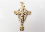 CRUCIFIXO OITOCENTISTA EM OUROCOM RICO TRABALHO DE CINZEL. NA PARTE POSTERIOR TEM CINZELADA SIMBOLOGIA DA PAIXÃO DE CRISTO SENDO A COROA DE ESPINHOS PRESIDINDO DO ALTO, OS DADOS COM O QUAIS  OS SOLDADOS LANÇARAM SORTES SOBRE AS ROUPAS DE CRISTO E A ESCADA PARA SUBIR E DESCER DA CRUZ. 6,3 CM, 7,1 G