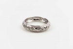 ALIANÇA EM OURO BRANCO COM DIAMANTES. ARO 18. 2,7 G