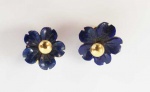 PAR DE BRINCOS EM OURO 18K E  LAPIS LAZULI ESCULPIDOS COM FEITIO DE FLORAL. 7 MM DE DIAMETRO.  2 G