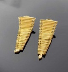 H STERN COLEÇÃO INDIADO - BELO PAR DE BRINCOS EM OURO 18K. REMATADO POR DIAMANTES. 5 CM DE COMPRIMENTO  18,2 G