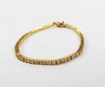 ELEGANTE PULSEIRA RIVIERA EM OURO 18K CRAVEJADA COM  73 BRILHANTES. ACOMODADOS EM CAIXILHOS. 12,6 G