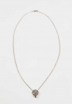 LINDO CORDÃO EM OURO BRANCO 18K COM PINGENTE FIXO COM FEITIO DE MANDALA CRAVEJADA COM 22 BRILHANTES E AO CENTRO UM BRILHANTE MAIOR COM APROXIMADAMENTE 30 PONTOS E UM OUTRO QUE PENDE DA MANDALA COM  5 PONTOS.  46 CM DE COMPRIMENTO.  2,7 G
