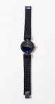 H STERN  - ELEGANTE RELÓGIO CONFECCIONADO EM SAFIRA (DIAL E COROA). COM CRAVAÇÃO DE DIAMANTE NO MOSTRADOR. LINDA PULSEIRA EM TITÂNIO NA TONALIDADE AZUL. PONTEIROS, ENCAIXES DO TERMINAL E COROA EM OURO.  EXCELENTE ESTADO!  30 X 30 MM