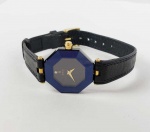 H STERN  - SAFFIR  -  ELEGANTE RELÓGIO CONFECCIONADO EM SAFIRA (DIAL E COROA). COM CRAVAÇÃO DE DIAMANTE NO MOSTRADOR. LINDA PULSEIRA EM COURO COM FECHO EM OURO 18K. PONTEIROS, ENCAIXES DO TERMINAL E COROA EM OURO.  EXCELENTE ESTADO!  24 X 25 MM