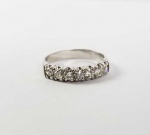 MAGNIFICA ALIANÇA EM OURO BRANCO COM CRAVAÇÃO DE BELOS BRILHANTES. SÃO SETE BRILHANTES MUITO BRANCOS E COM MUITA VIDA TOTALIZANDO 0,56  CT. 3,5 G. ARO 19
