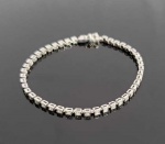 ELEGANTE PULSEIRA RIVIERA EM OURO BRANCO COM CRAVAÇÃO DE BRILHANTES EM CAIXILHOS INDIVIDUAIS. SÃO QUARENTA E SEIS BRILHANTES BRANCOS E COM MUITA VIDA! 19 CM DE COMPRIMENTO. 8,6 G