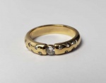 BELO ANEL EM OURO 18K COM CRAVAÇÃO DE BRILHANTE CENTRAL COM APROXIMADAMENTE 20  PONTOS. TAMBÉM CRAVAÇÃO DE DIAMANTES NA ESTRUTURA DO ANEL.  ARO 19. 7,2 G