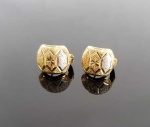 PAR DE BRINCOS EM OURO 18K.  1,5 CM DE ALTURA. 3,3 G