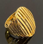 BELO ANEL EM OURO 18K. FEITIO OVAL, ELEGANTE E GRANDE ANEL. ARO 19,5. 6,7 G