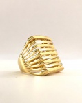 BELO ANEL EM OURO 18K. FEITIO QUADRADO, ELEGANTE E GRANDE ANEL. ARO 19,  9 G