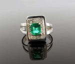 LINDO ANEL EM OURO BRANCO COM ESMERALDA  COLOMBIANA EM LAPIDAÇÃO BAGUETE EMOLDURADA POR DIAMANTES (POSSUI BRINCOS A SEREM APREGOADOS NO LOTE A SEGUIR). ESMERALDA DE EXCEPCIONAL QUALIDADE COM APROXIMADAMENTE 1CT. ARO 18. 4,4 G