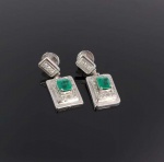 BELO PAR DE BRINCOS EM OURO BRANCO COM ESMERALDA S COLOMBIANA EM LAPIDAÇÃO BAGUETE EMOLDURADOASPOR DIAMANTES (POSSUI ANEL APREGOADO NO LOTE ANTERIOR). ESMERALDA DE EXCEPCIONAL QUALIDADE COM APROXIMADAMENTE  0,7CT CADA.  2,5 CM DE ALTURA.  6,9 G